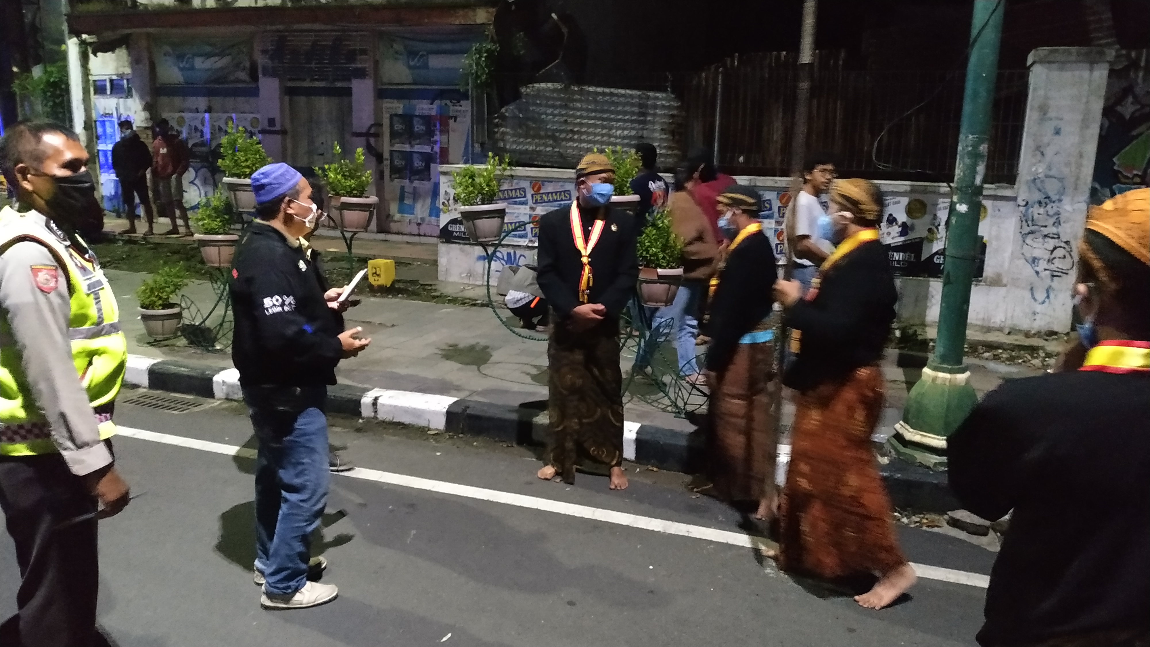 Ritual Topo Bisu di Kediri untuk djauhkan dari wabah corona (Foto: Fendhy Plesmana/Ngopibareng.id).id)