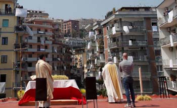 Pastor Lorenzo Fedele (tengah) memimpin Misa Minggu Paskah dari atap gereja Santa Maria Della Salute, di Kota Naples, Italia, kemarin. (Foto:Reuters)