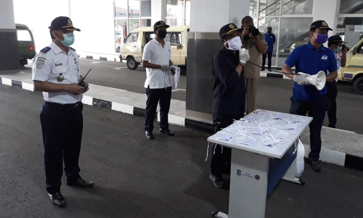 Petugas Dishub, saat melakukan sosialisasi di Terminal Purabaya (dok. Pemkot)