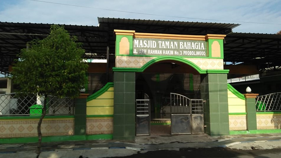  Tampak depan Masjid Taman Bahagia, Kota Probolinggo. Motor jemaah yang diparkir depan masjid ini digondol pencuri. (Foto: Ikhsan Mahmudi/Ngopibareng.id)