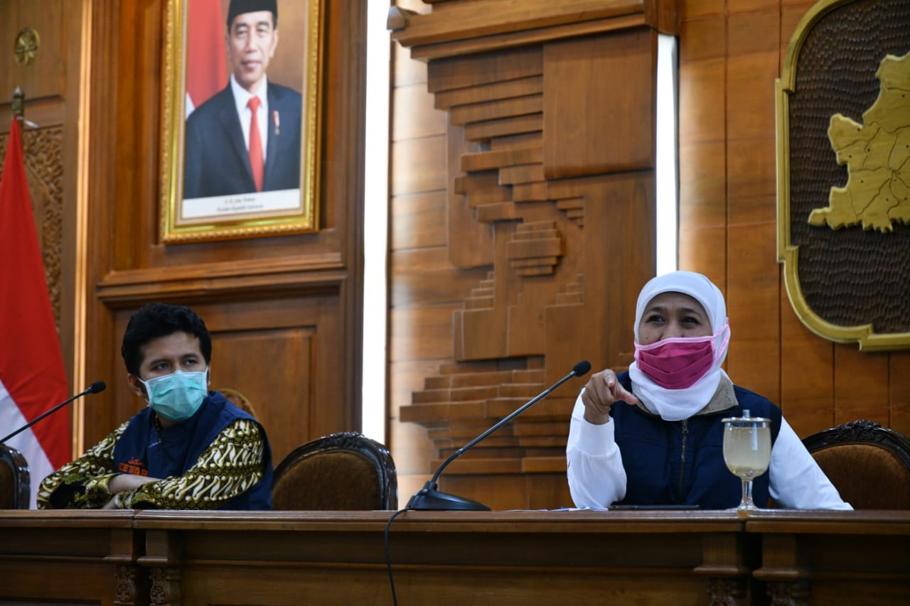 Gubernur Jawa Timur Khofifah Indar Parawansa, saat melakukan konferensi pers di Gedung Negara Grahadi. (Foto: Alief Sambogo/Ngopibareng.id)