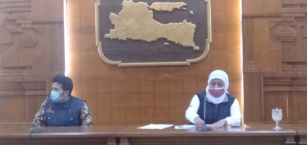 Gubernur Jawa Timur Khofifah Indar Parawansa, saat melakukan konferensi pers di Gedung Negara Grahadi. (Foto: Alief Sambogo/Ngopibareng.id)