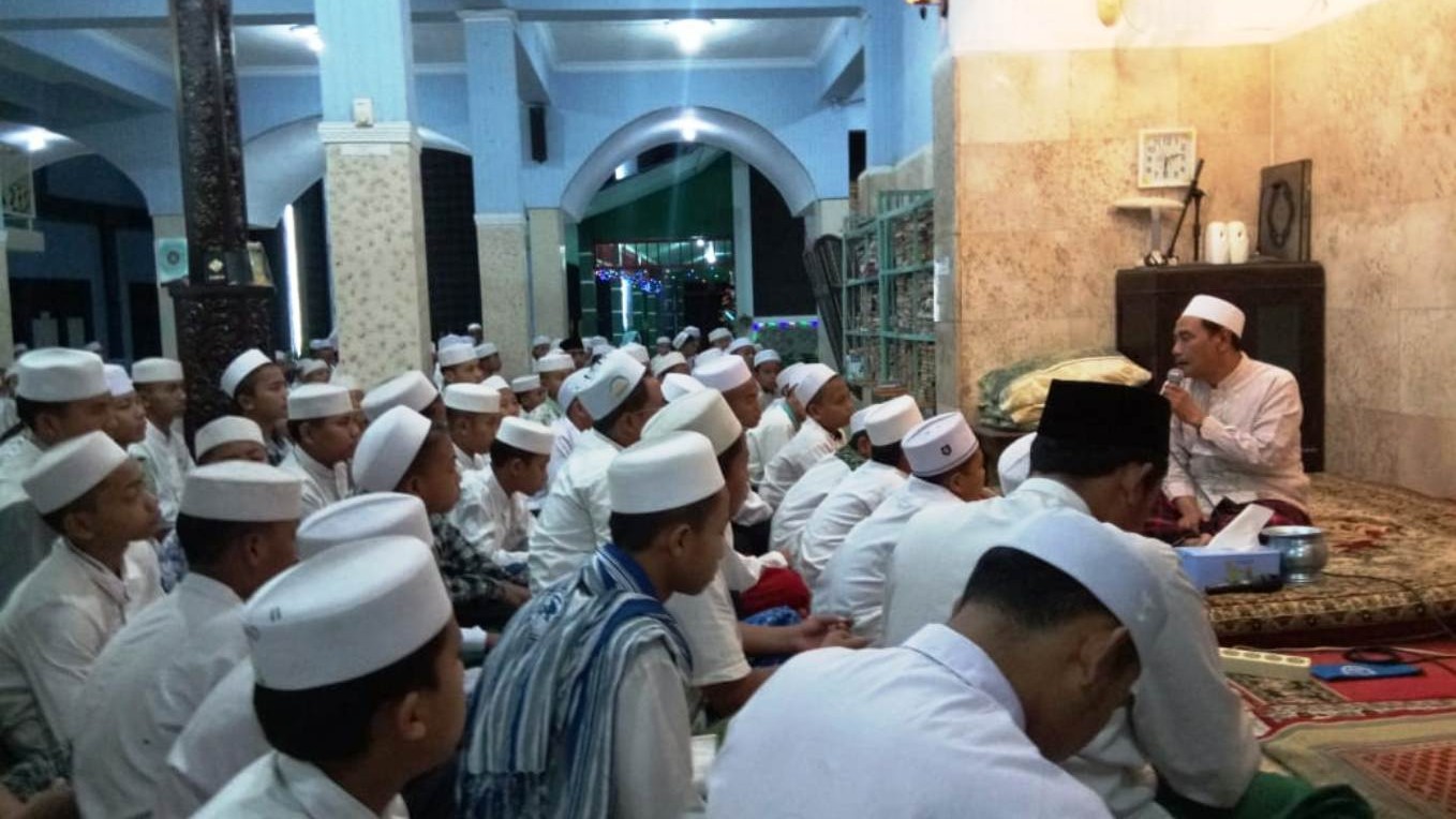 Para santri sedang melantunkan Shalawat Nabi. (Foto: Dok/Ngopibareng.id)