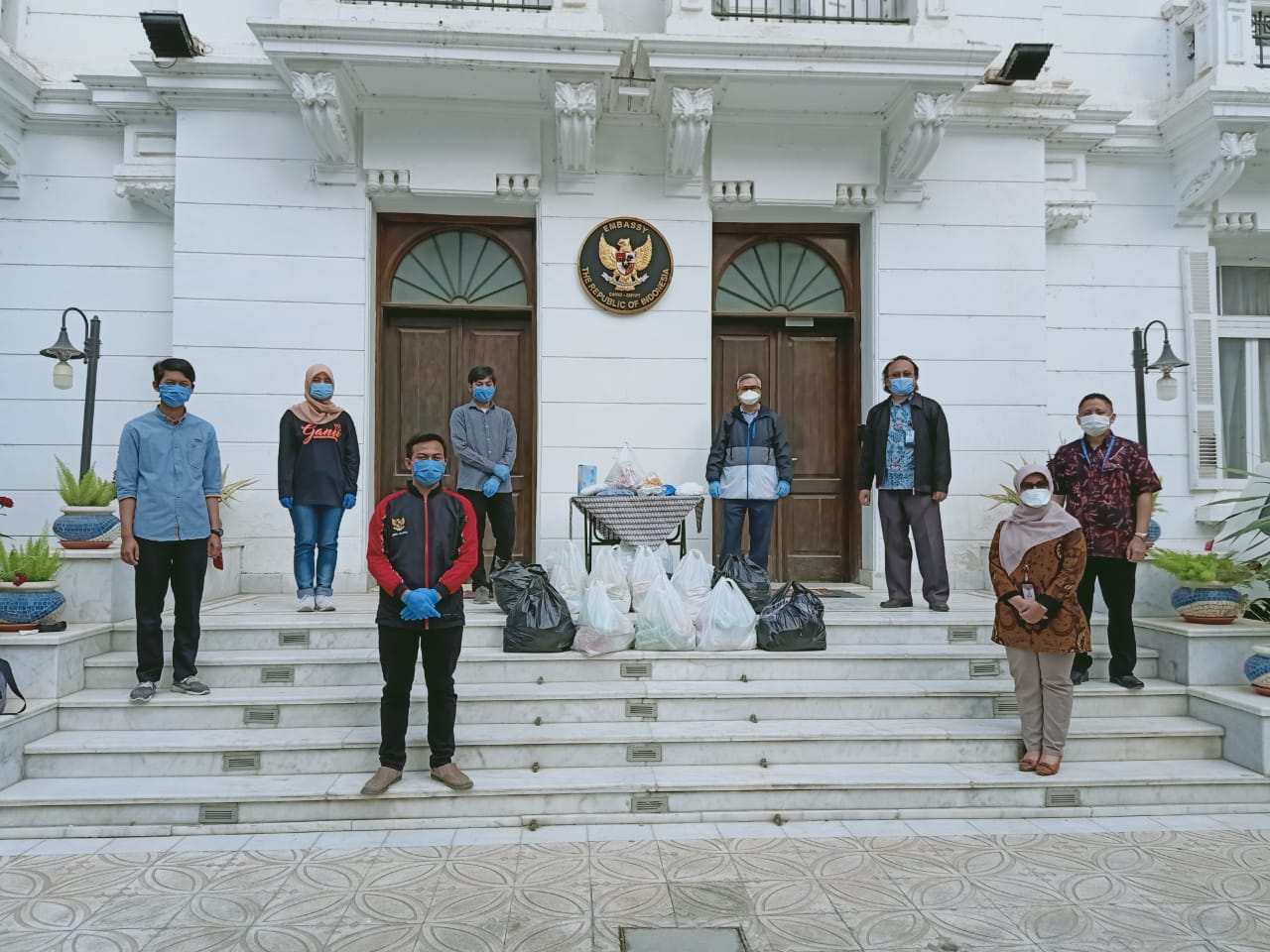 Para mahasiswa Indonesia di KBRI Kairo saat menerima bantuan. (Foto: Kemlu)