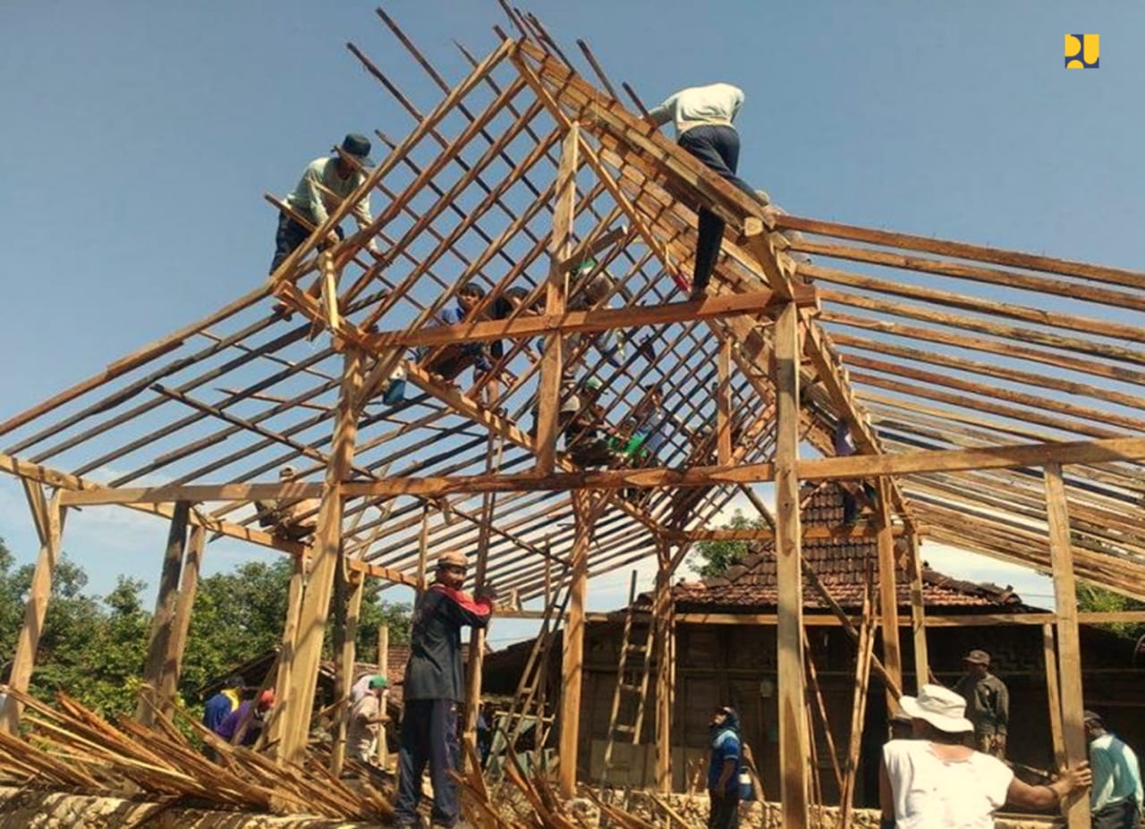 Ilustrasi warga yang dilibatkan dalam padat karya PUPR. (Foto: PUPR)