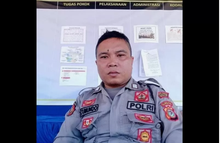 Bripka Jerry Tumundo mendapatkan hadiah sekolah perwira dari Kapolri. (Foto: Antara)