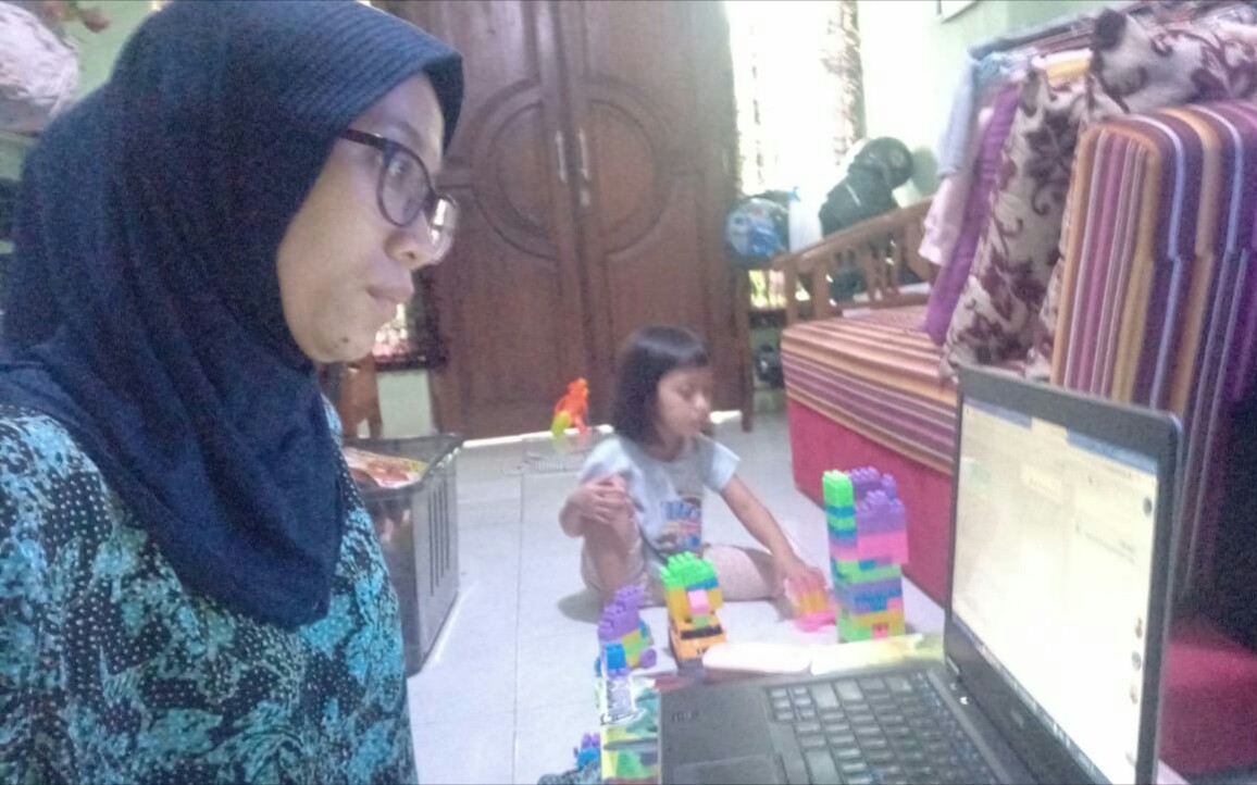 Kerja di rumah beban psikologi akibat Covid-19 lebih berat daripada kerja fisik. Enakanya dekat dengan anak. (Foto:  Dok keluarga)