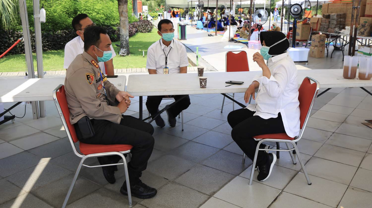 Walikota Surabaya Tri Rismaharini saat audiensi dengan Kapolrestabes Surabaya, Kombes Pol. Sandi Nugroho. (Foto: Andhi Dwi/ Ngopibareng.id)