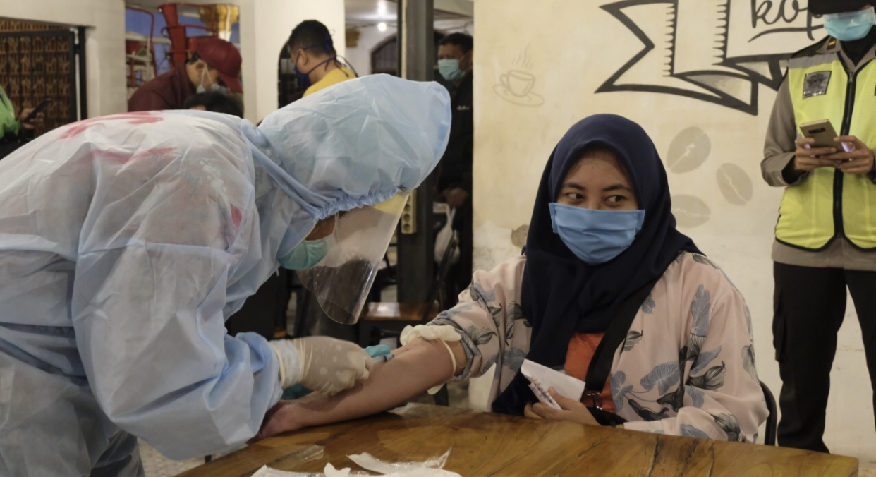 Petugas Pemkot saat melakukan rapid test ke pengunjung salah satu cafe (Foto:  Pemkot Surabaya)