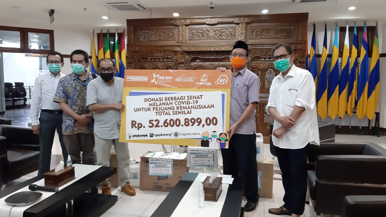 Ketua Kagama Jawa Timur (kiri) dan CEO Ngopibareng.id, Arif Afandi bersama Rektor Unair Profesor Mohammad Nasih (kanan banner) di Rektorat Unair, Selasa 14 April 2020. (Foto:Pita Sari/Ngopibareng.id)