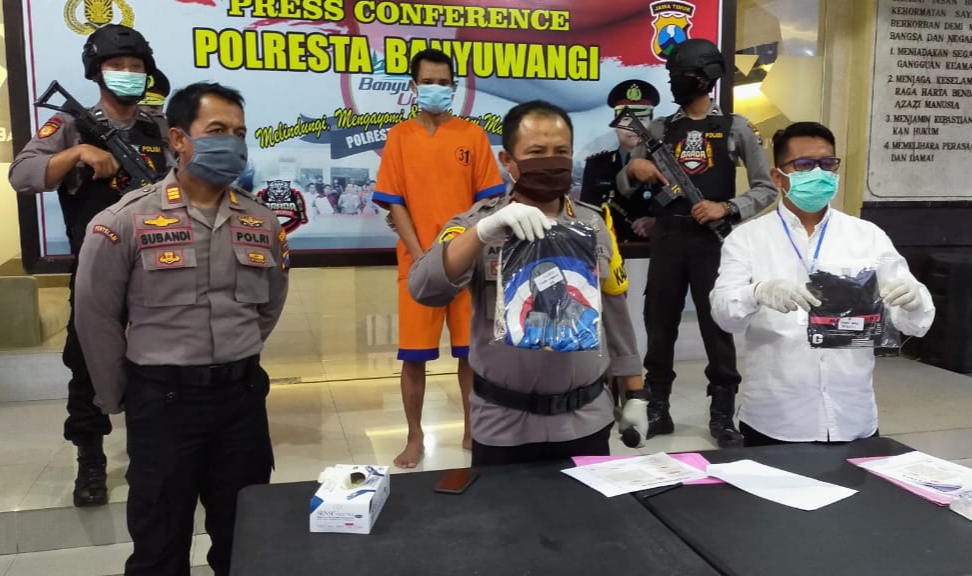 Polresta Banyuwangi gelar perkara kasus sodomi seorang kakek terhadap dua cucunya. (Foto: Hujaini/ngopibareng.id) 