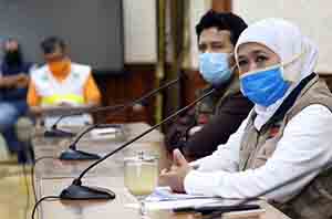 Gubernur Jawa Timur Khofifah Indar Parawansa, saat melakukan konferensi pers di Gedung Negara Grahadi. (Foto: Dok Humas)