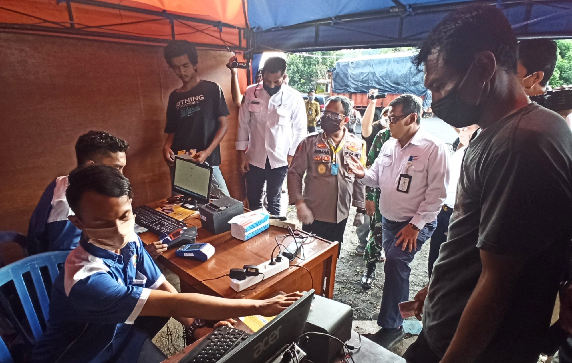 Kapolresta Banyuwangi Kombespol Arman Asmara Syarifuddin bersama petinggi ASDP Ketapang melihat penjualan tiket online yang dilakukan pihak ketiga di  kantong parkir Terminal Sritanjung. (Foto: Muh. Hujaini/Ngopibareng.id)