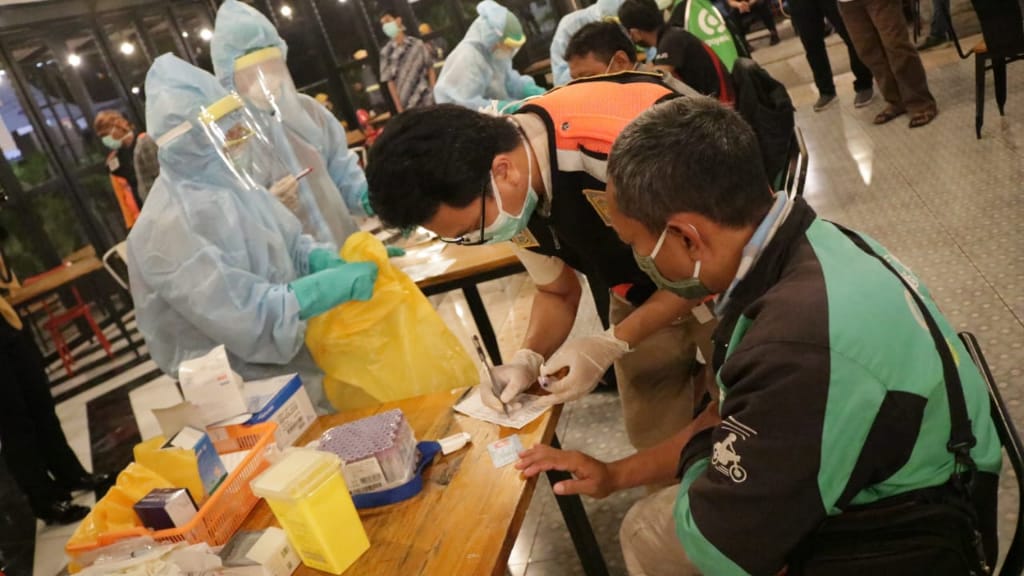 Rapid test on the spot di warkop kawasasn Jalan Raya Gunungsari dan Jalan Karah Jambangan, Surabaya, Selasa, 14 April 2020 malam. (Foto: Fariz Yarbo/Ngopibareng.id)