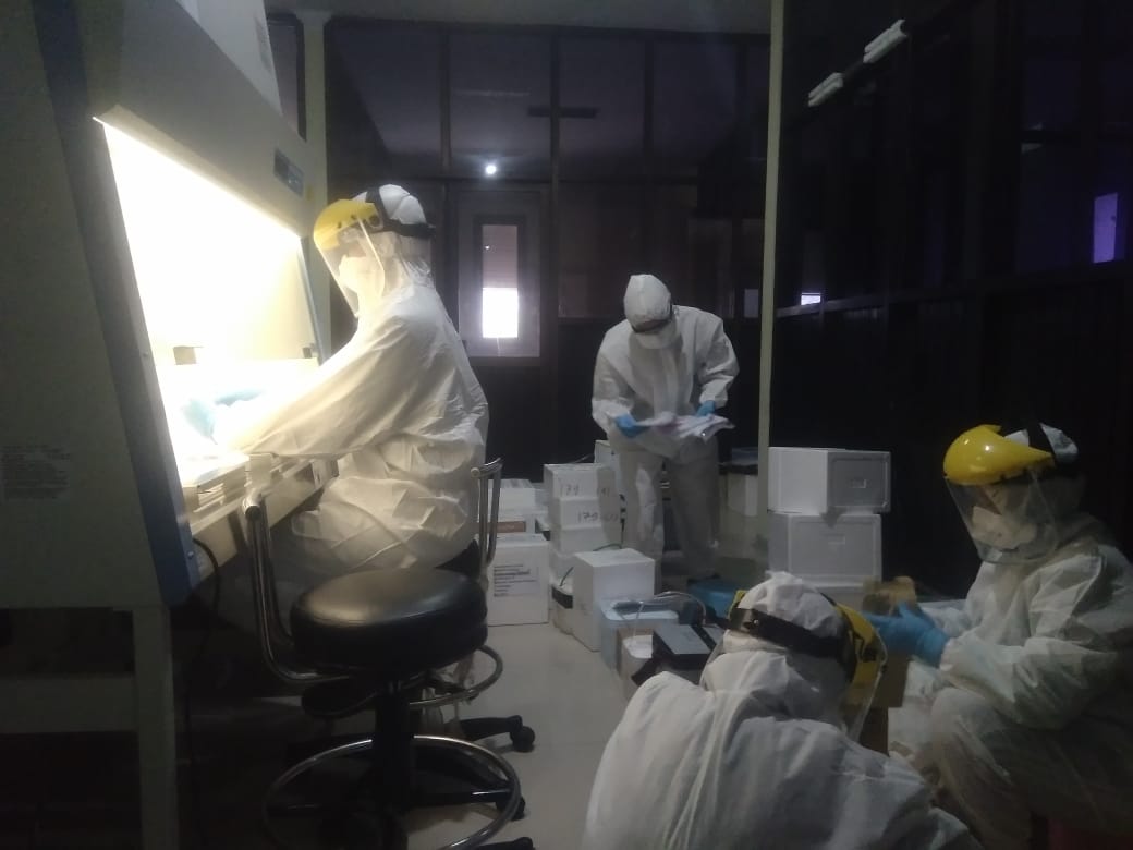 Suasana proses unboxing di dalam laboratorium. (Foto: dokumen pribadi Zahrotun Nisa/Ngopibareng.id)