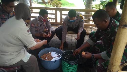 Suasana di dapur umum di halaman Makodim 0820 Probolinggo. (foto: Ikhsan Mahmudi/ngopibareng.id)