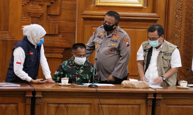 Gubernur Jawa Timur Khofifah Indar Parawansa saat melakukan konferensi pers di Gedung Negara Grahadi. (Foto: Ngopibareng.id)