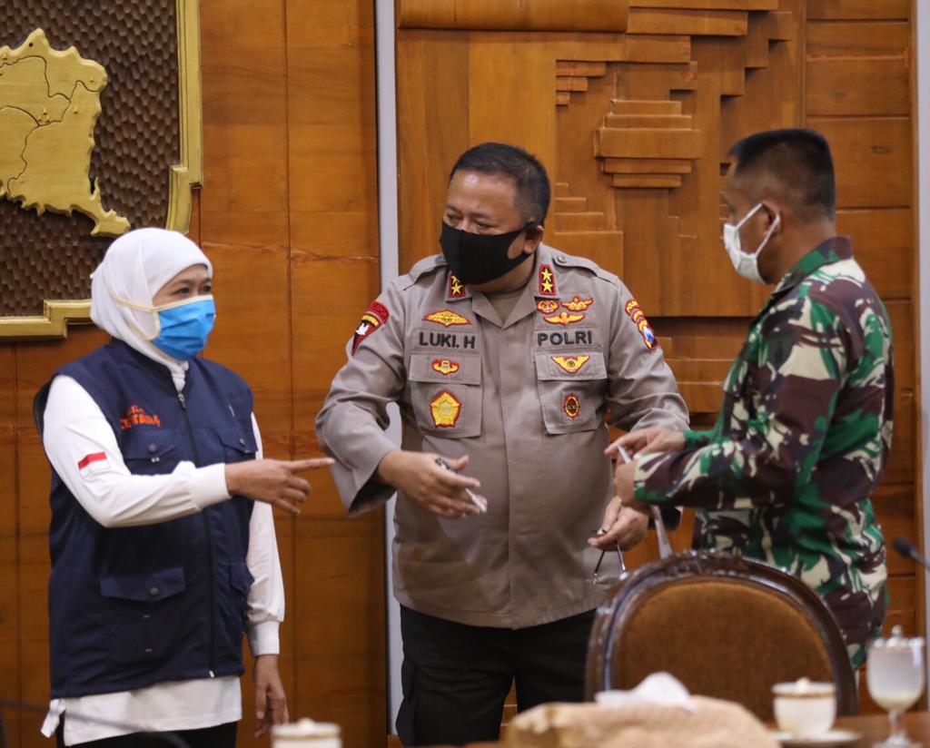 Pangdam V/Brawijaya Mayor Jenderal TNI R. Wisnoe Prasetja Boedi dan Gubernur Jawa Timur Khofifah Indar Parawansa di Gedung Negara Grahadi. (Foto: Alief Sambogo/Ngopibareng.id)