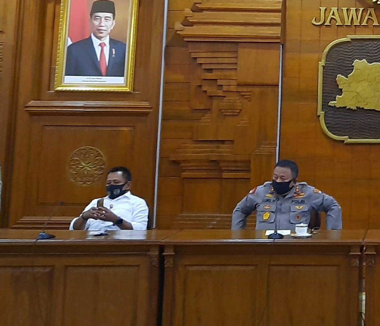  Sekretaris Daerah (Sekda) Provinsi Jatim Heru Tjahjono saat melakukan konferensi pers di Gedung Negara Grahadi. (Foto: Alief Sambogo/Ngopibareng.id)