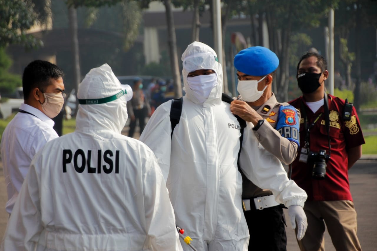 Personel gabungan sedang mempersiapkan penyemprotan di 11 titik zona merah covid-19 di Surabaya. (Foto: Fariz Yarbo/Ngopibareng.id