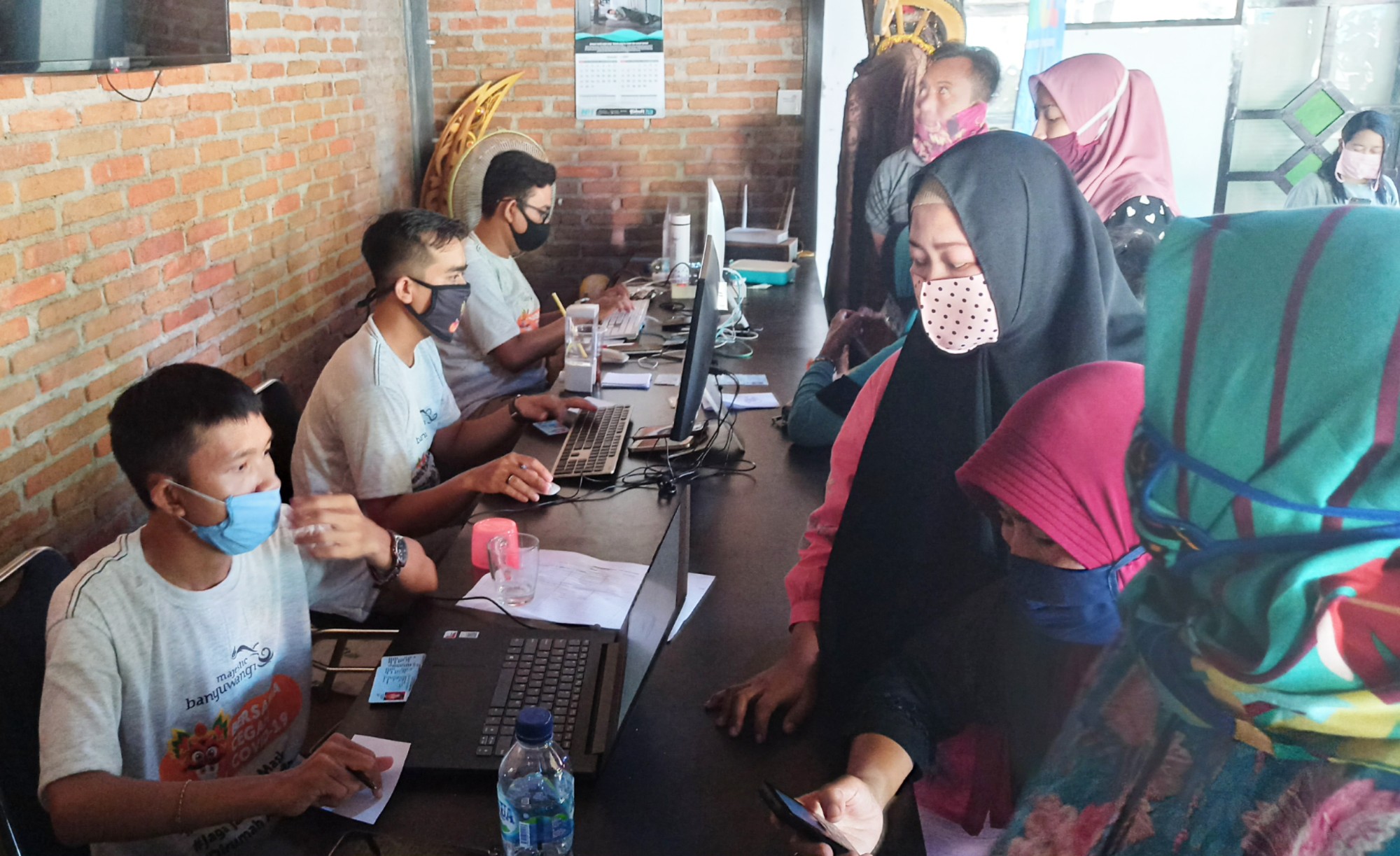 Para pekerja terdampak Covid-19 mendaftar program Kartu Pra Kerja di Kantor Dinas Pariwisata Banyuwangi, Jawa Timur. (Foto: Muh Hujaini/Ngopibareng.id)