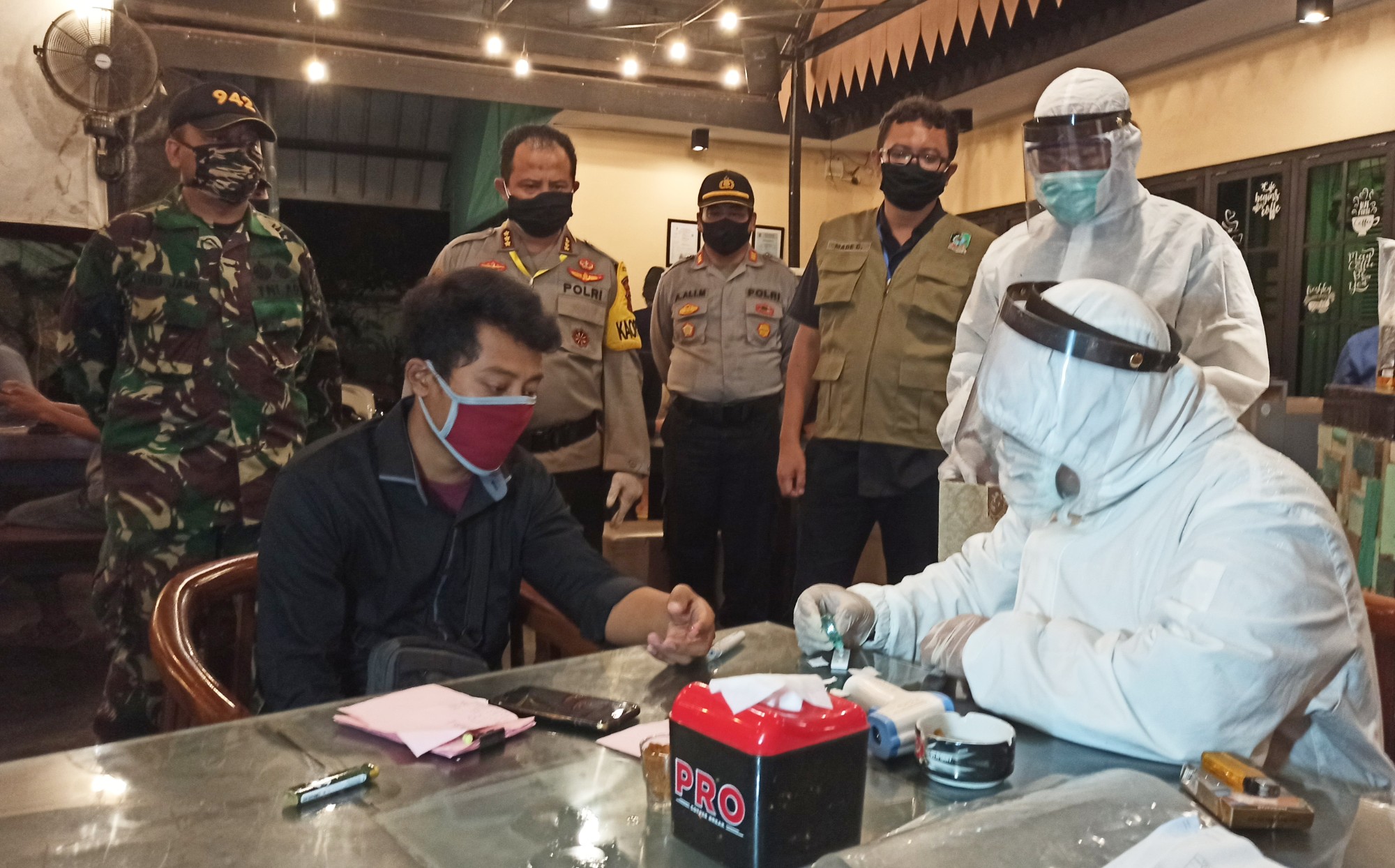 Salah seorang pengunjung cafe menjalani rapid test. (Foto: Muh Hujaini/Ngopibareng.id)