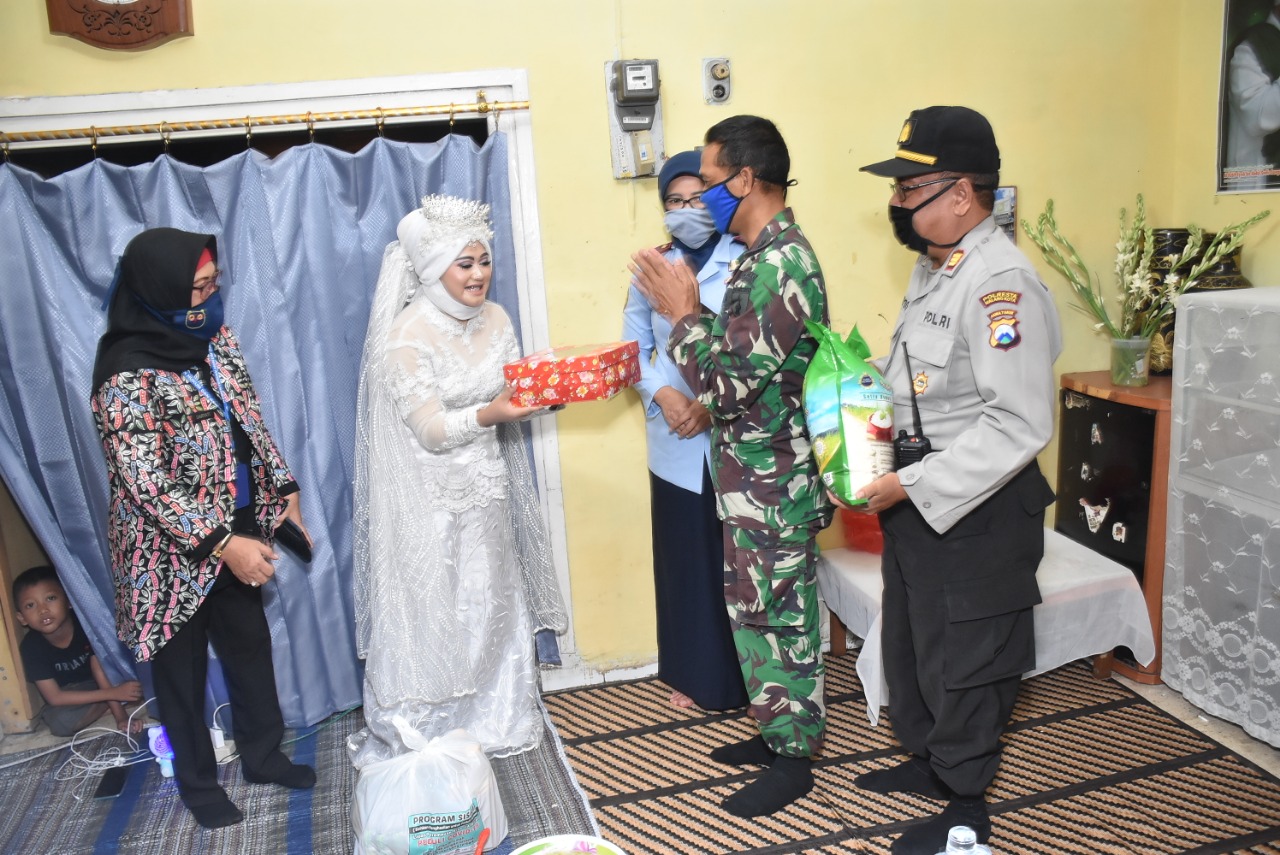  Bella Wahyu (gaun putih) usai melakukan pernikahan dan dikunjungi oleh pihak Kalapas Perempuan, Danramil dan Kapolsek Sukun (Foto: Istimewa)