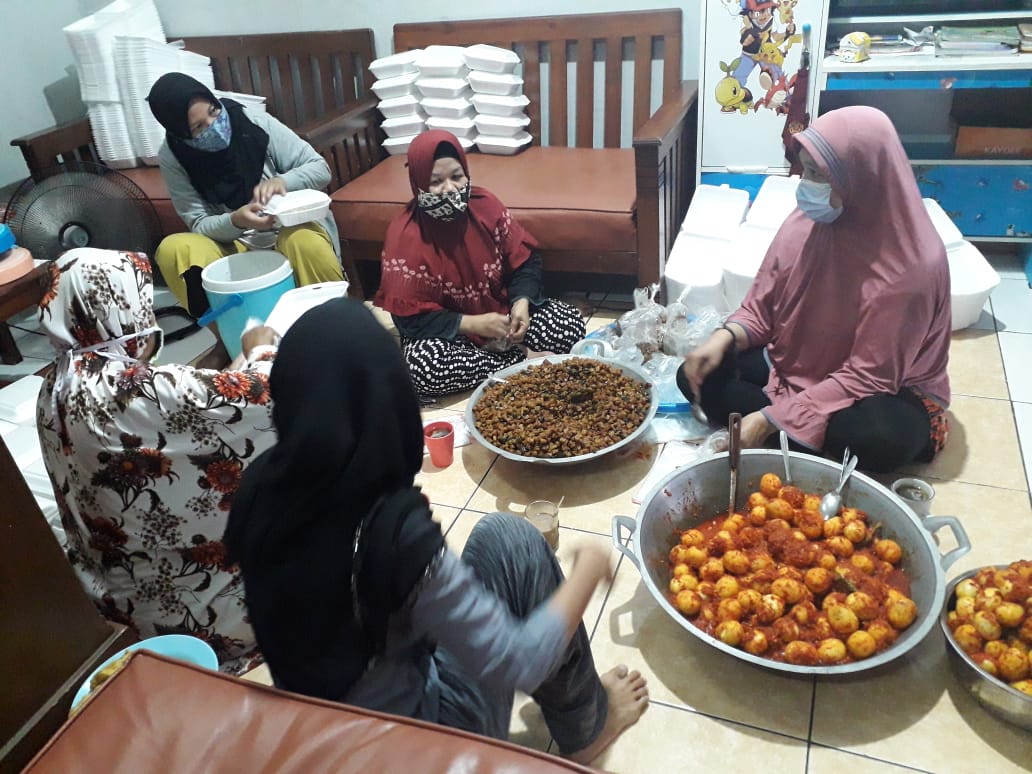 Nurul Andhaini bersama beberapa rekannya memasak makanan untuk dibagi-bagikan secara gratis. (Foto: Asmanu Sudharso/Ngopibareng.id).