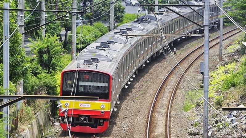 Rangkaian KRL tetap beroperasi. Gubernur DKI Jakarta dan Jabar belum bisa nenghentikan meskipun menggunakan dalih Pembatasan Sosial Berskala Besar atau PSBB. (Foto: Istimewa)