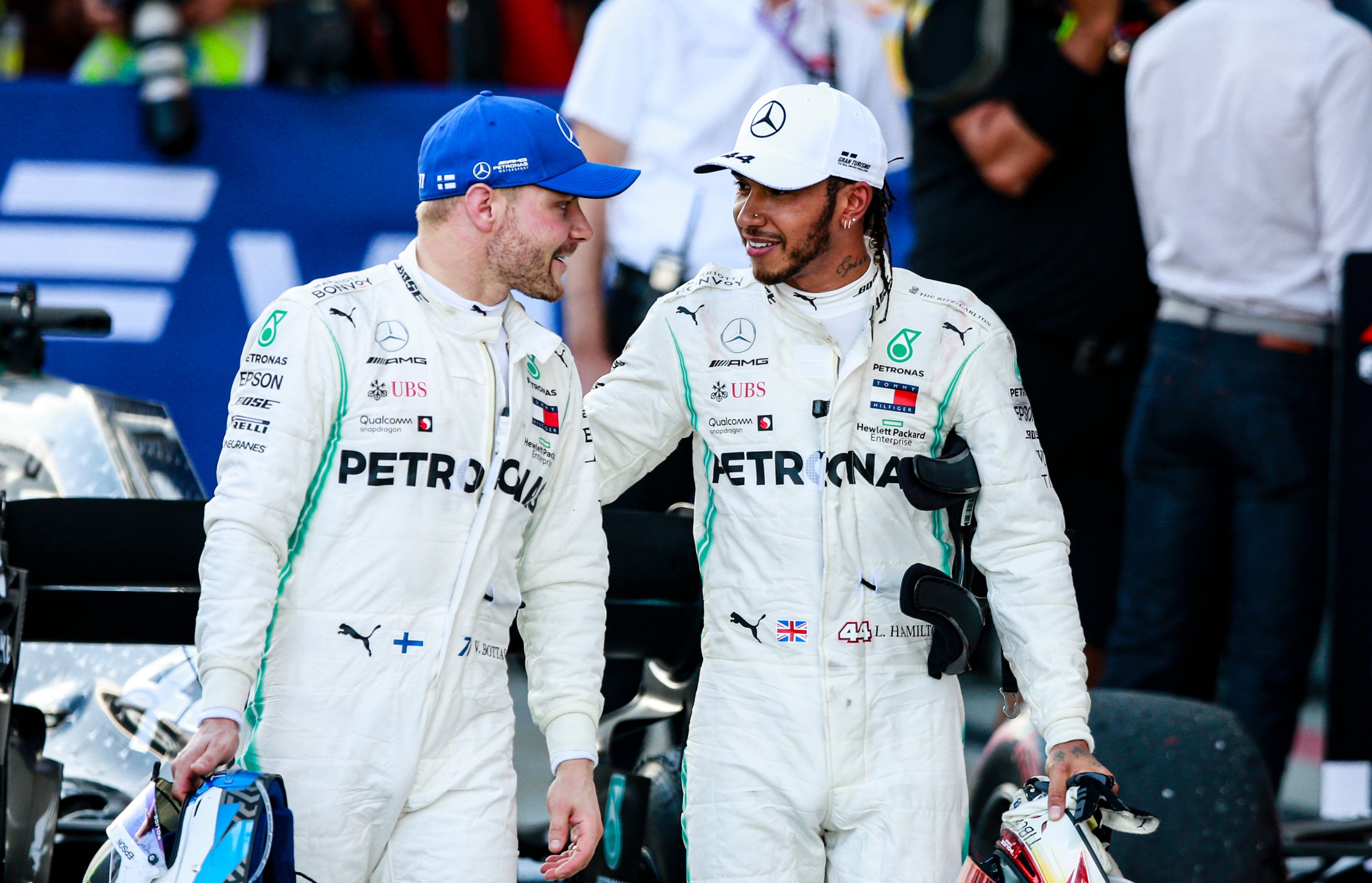 Baju balap yang dikenakan Lewis Hamilton dan Valtteri Bottas dilelang. (Foto: Twitter/@MercedesAMGF1)