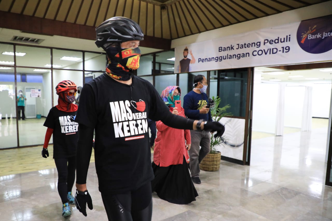 Gubernur Jawa Tengah Ganjar Pranowo saat meninjau gedung Eks STIE Bank Jateng. (Foto: Ngopibareng.id)