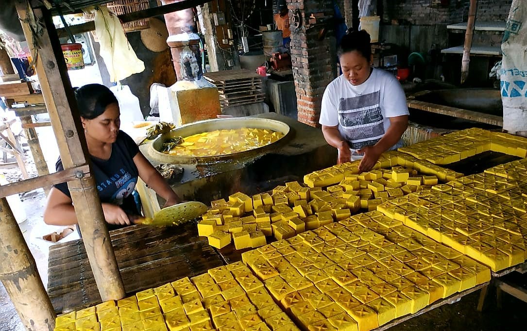 Salah satu pengrajin tahu kuning d Kampung Tinalan, Kota Kediri. (Foto: Fendy Lesmana/Ngopibareng.id)