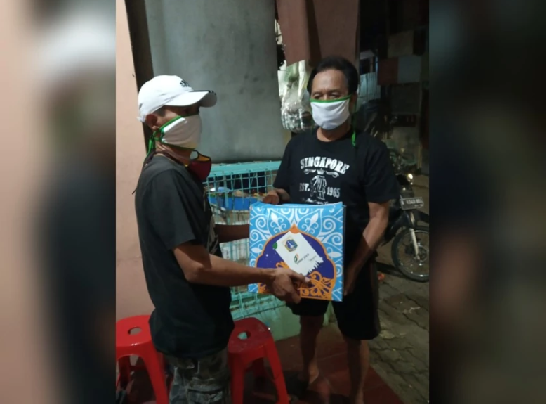 Foto ilustrasi warga menerima pembagian sembako dari Pemerintah Provinsi DKI. (Foto: Asmanu Sudharso/Ngopibareng.id)