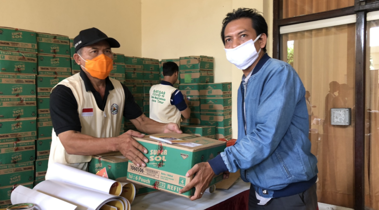 Suhadi, saat memberikan bantuan ke takmir masjid (Andhi Dwi/Ngopibareng)