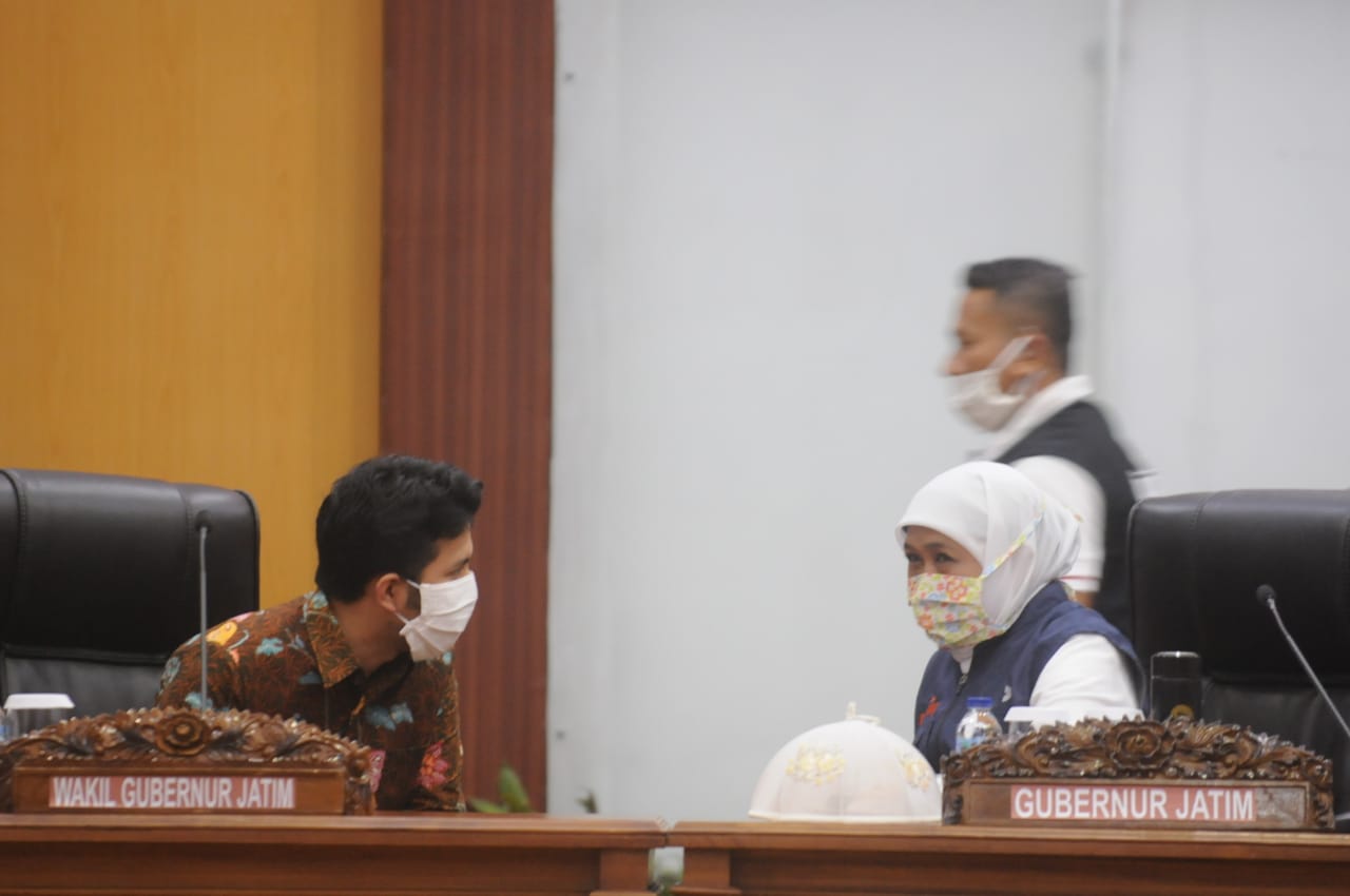 Gubernur Jawa Timur Khofifah Indar Parawansa saat melakukan rapat dengan Pemda Surabaya, Sidoarjo, dan Gresik terkait dengan PSBB. (Foto: Alief Sambogo/ngopibareng.id)