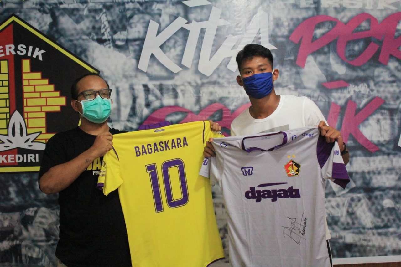 Pemain Persik Kediri Septian Satria Bagaskara melelang Jerseynya untuk lawan covid-19. (Foto:Fendy Plesmana/Ngopibareng.id)