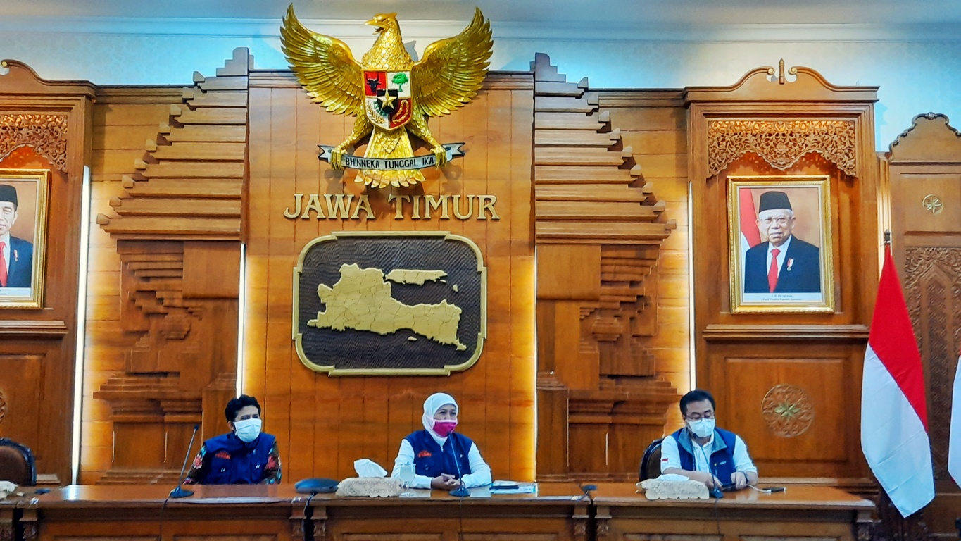 Gubernur Jawa Timur Khofifah Indar Parawansa, saat melakukan konferensi pers di Gedung Negara Grahadi. (Foto: Alief Sambogo/Ngopibareng.id)