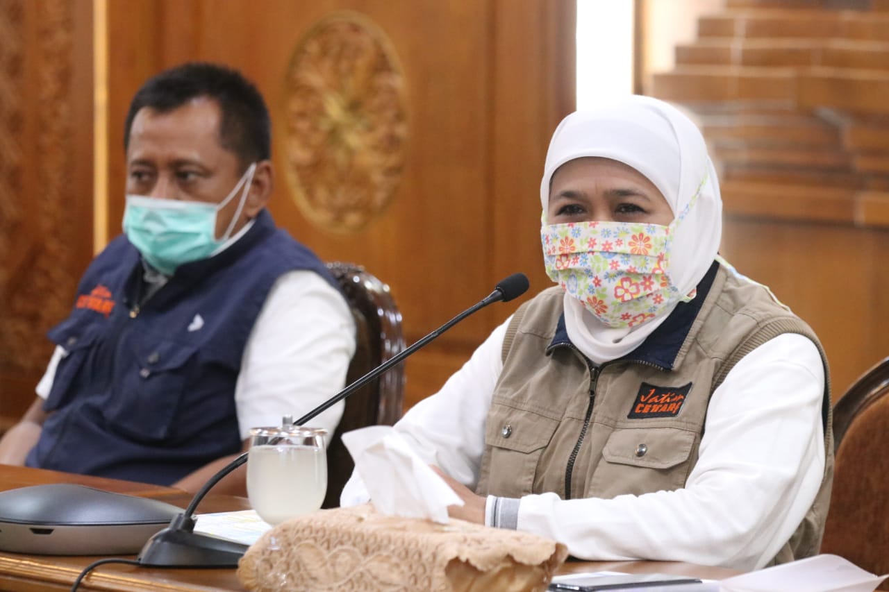 Gubernur Jawa Timur Khofifah Indar Parawansa, saat melakukan konferensi pers di Gedung Negara Grahadi. (Foto: Alief/ngopibareng.id)