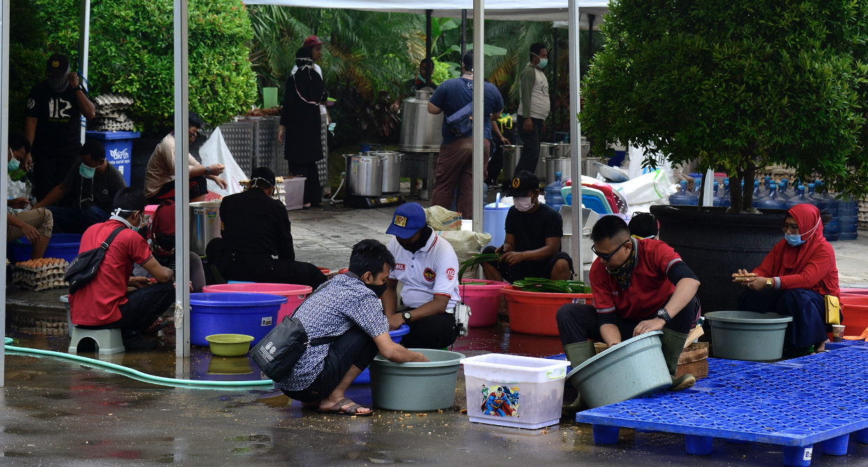 Suasana dapur umum di Balai Kota Surabaya. (Foto: Dokumentasi Pemkot Surabaya)