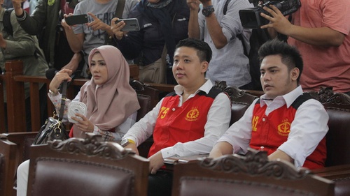 Trio Ikan Asin, julukan untuk Galih Ginanjar (kanan), pasangan Pablo Benua dan Rey Utami, atas kasus pencemaran nama baik terhadap Fairuz A Rafiq. (Foto: Istimewa)