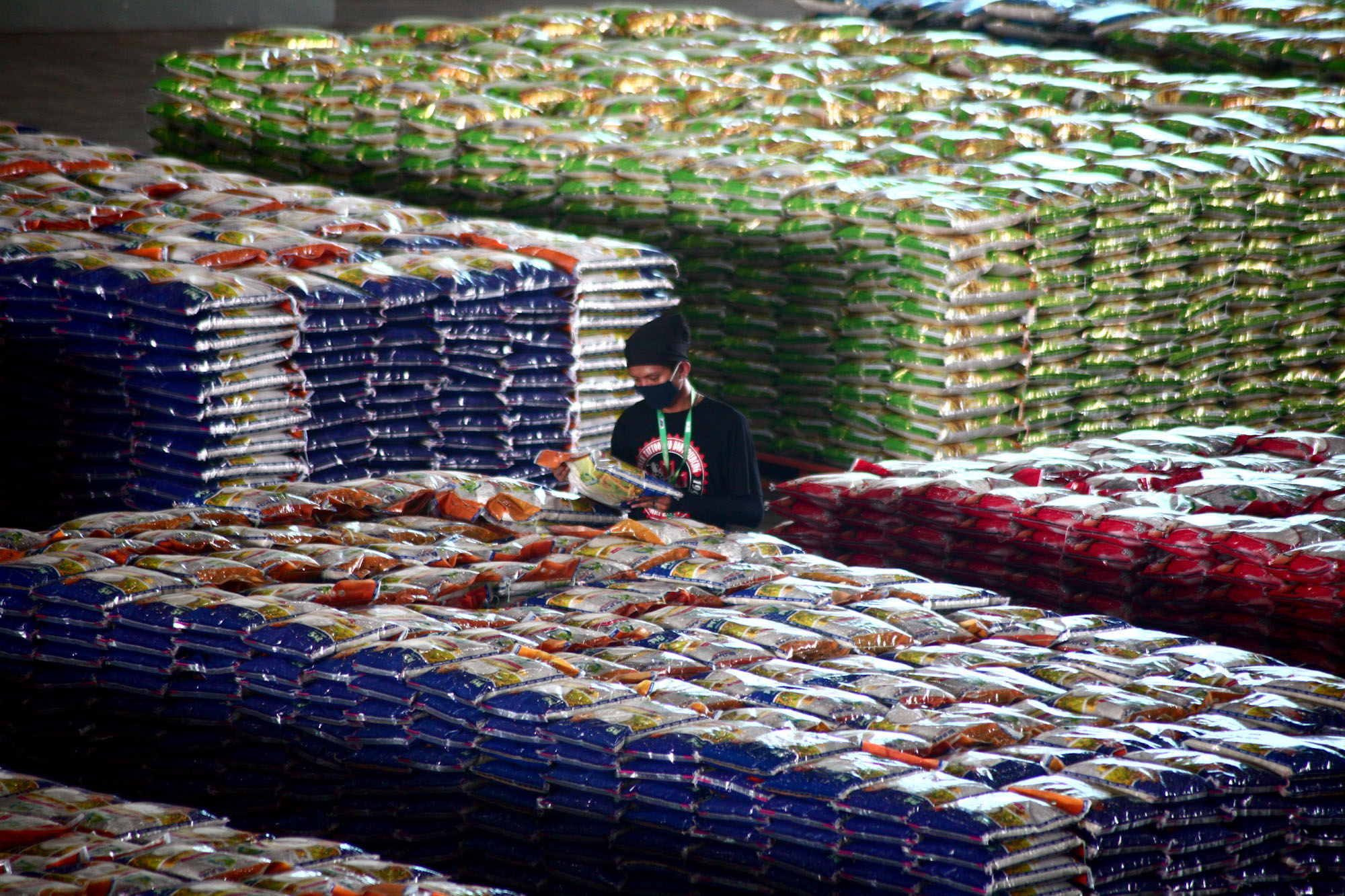 Petugas mempersiapkan bahan makanan pokok untuk di jual di Lumbung Pangan Jatim, di JX International, Surabaya, 21 April 2020. (foto : Erfan Haransyah/ngopibareng.id)