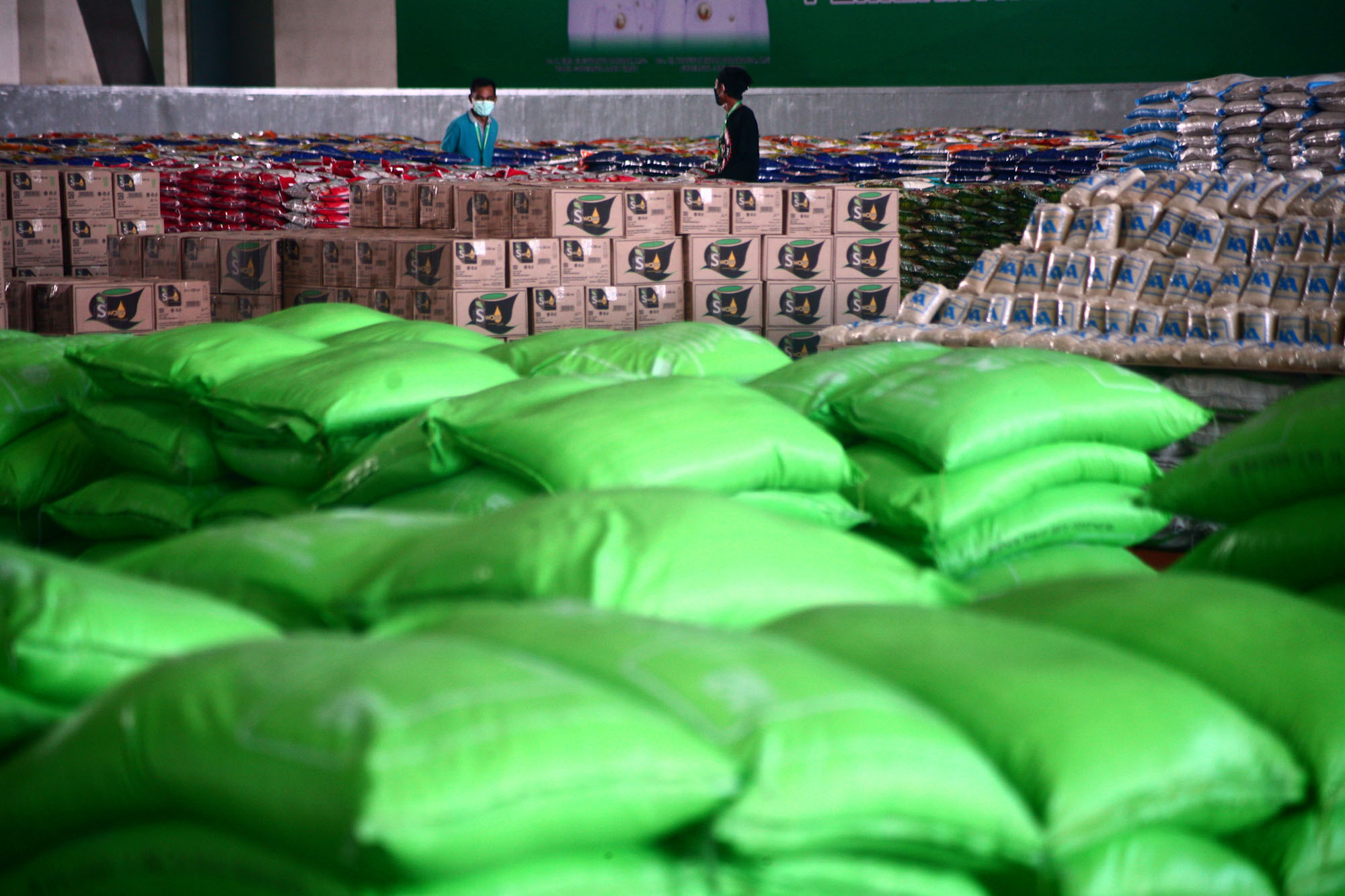 Petugas mempersiapkan bahan makanan pokok untuk di jual di Lumbung Pangan Jatim, di JX International, Surabaya, 21 April 2020. (foto : Erfan Haransyah/ngopibareng.id)
