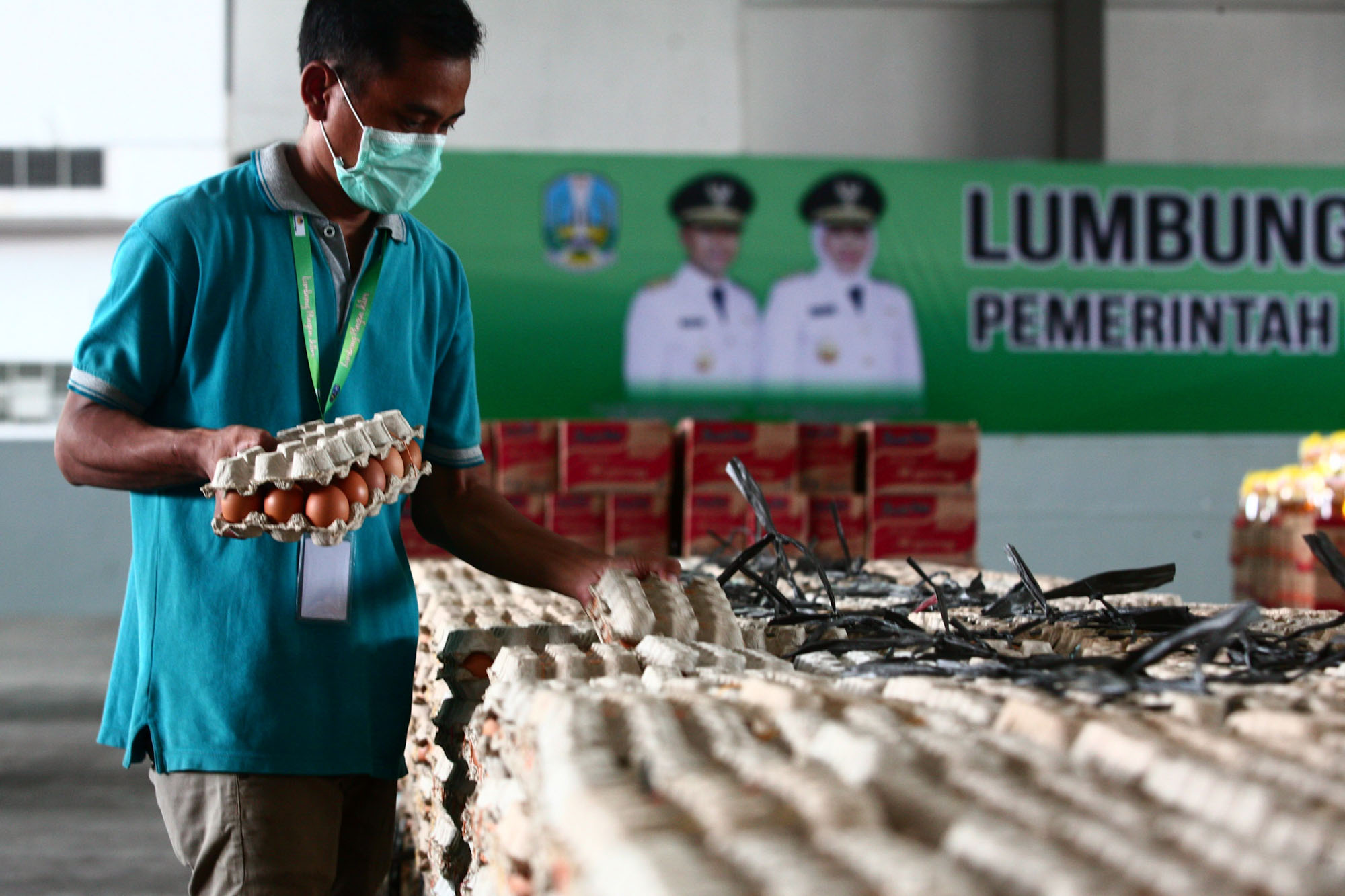 Petugas mempersiapkan bahan makanan pokok untuk di jual di Lumbung Pangan Jatim, di JX International, Surabaya, 21 April 2020. (foto : Erfan Haransyah/ngopibareng.id)