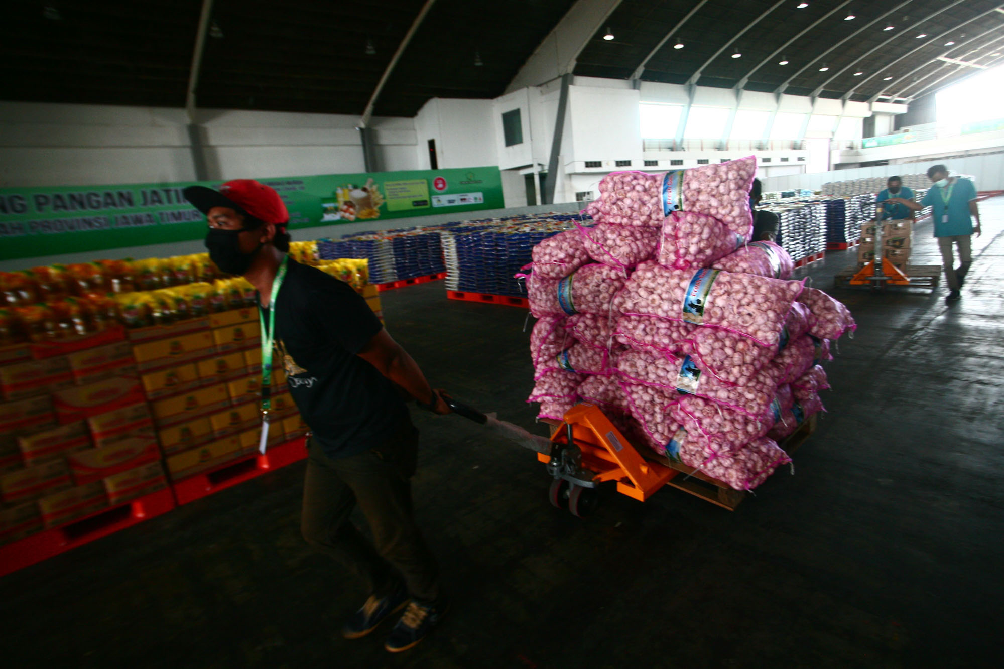 Petugas mempersiapkan bahan makanan pokok untuk di jual di Lumbung Pangan Jatim, di JX International, Surabaya, 21 April 2020. (foto : Erfan Haransyah/ngopibareng.id)