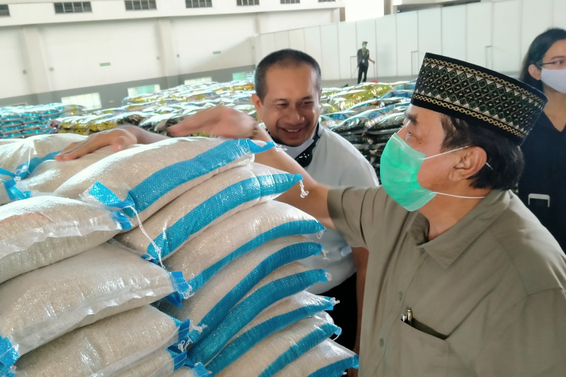 Dirut PT PWU, Erlangga Satriagung didampingi Dirut PT Jatim Grha Utama, Mirza Muttaqien, saat memantau kesiapan sembako yang akan dijual di Jatim Expo, Surabaya, Senin 20 April 2020. (Foto: Fariz Yarbo/Ngopibareng.id) 