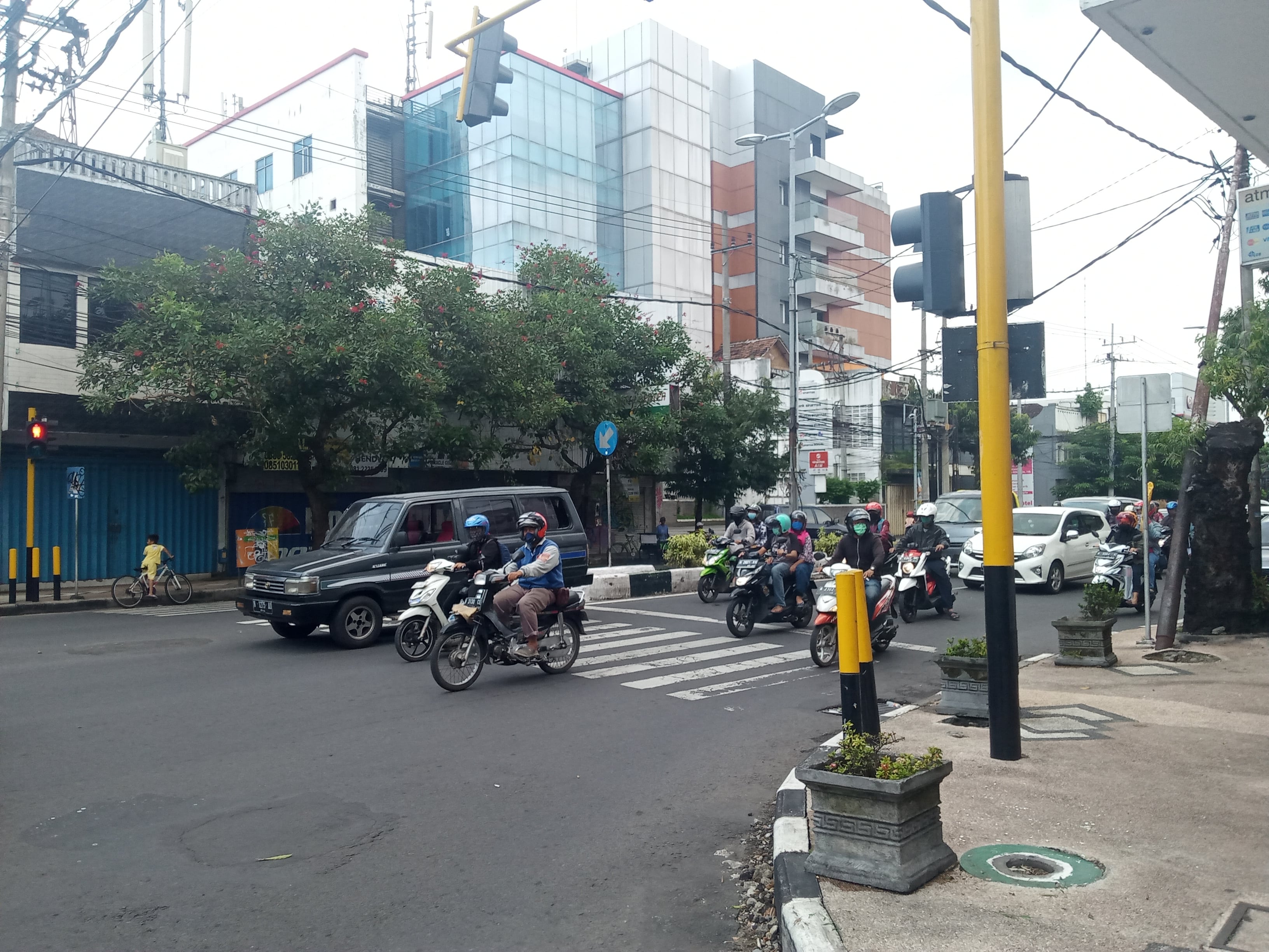 Salah satu lampu lalu lintas di Kota Malang (Foto: Lalu Theo/ngopibareng.id)