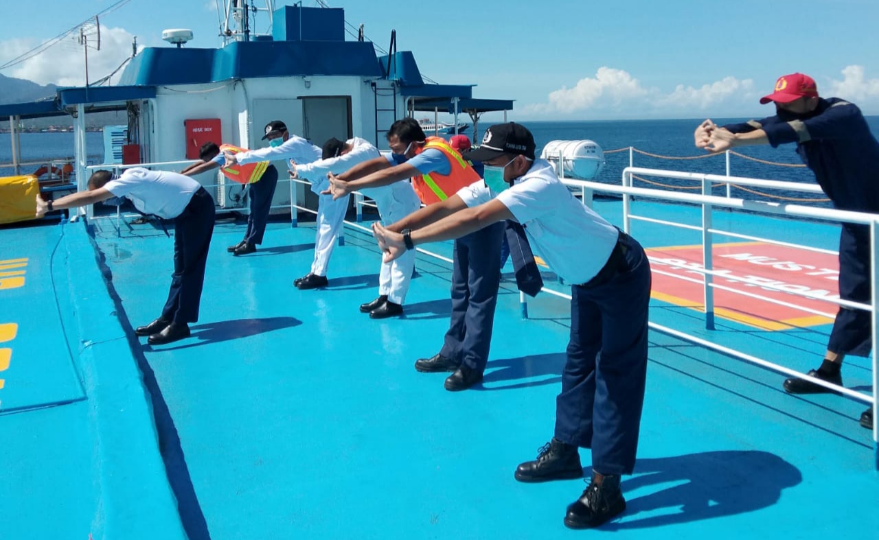 Kru salah satu kapal pelayaran berjemur sambil melakukan senam di atas geladak kapal. (Foto: Istimewa)