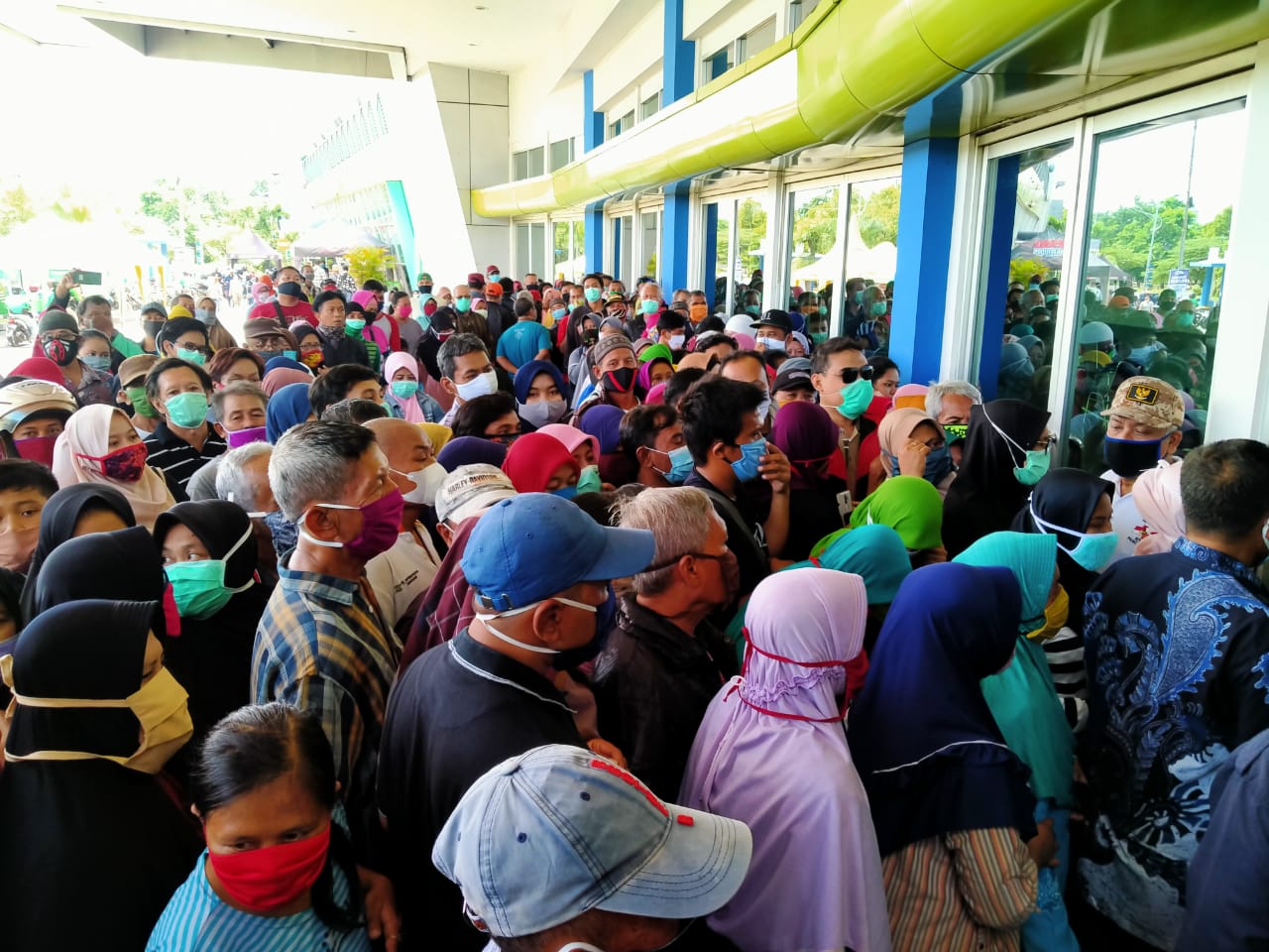 Warga bergerombol menyerbu area Lumbung Pasar Jatim di Jatim Expo, Surabaya, Selasa 21 April 2020. (Foto: Fariz Yarbo/Ngopibareng.id)