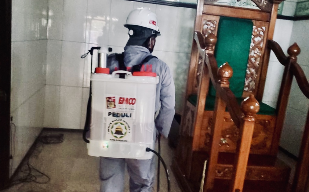 Penyemprotan disinfektan di salah satu masjid di Surabaya Utara. (Foto ngopibareng.id)