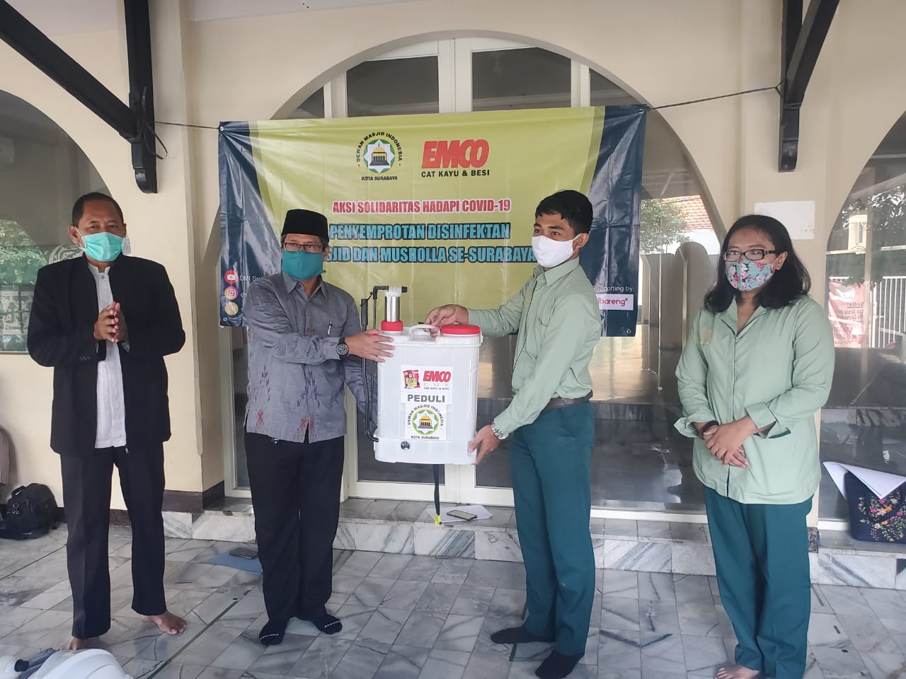 Wakil Ketua DMI Surabaya H Nurhasan2 saat me berangkat kan tim penyemprotan Masjid.
